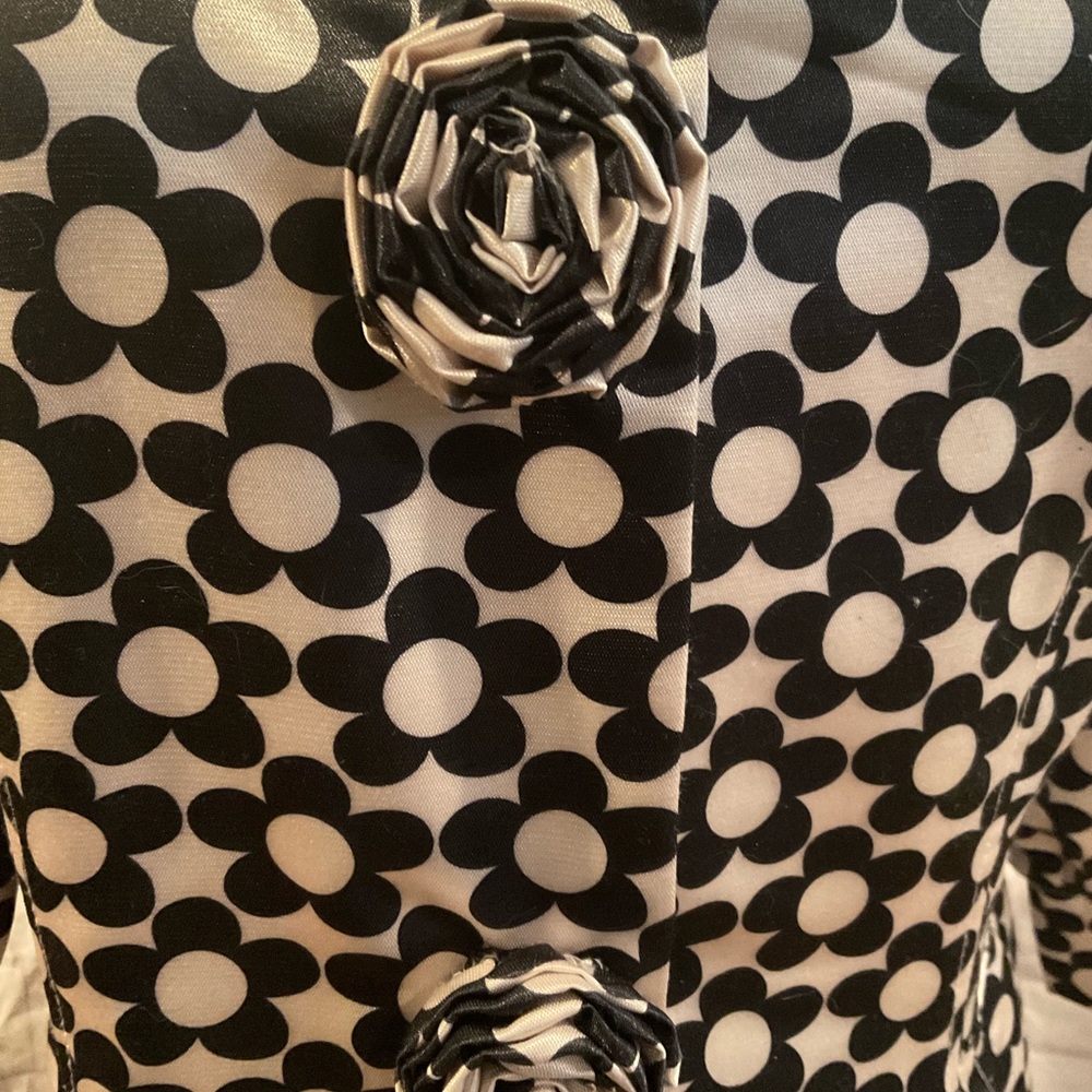 “COCO & TASHI” Black and White Floral Coat Dress . - Picture 5 of 15